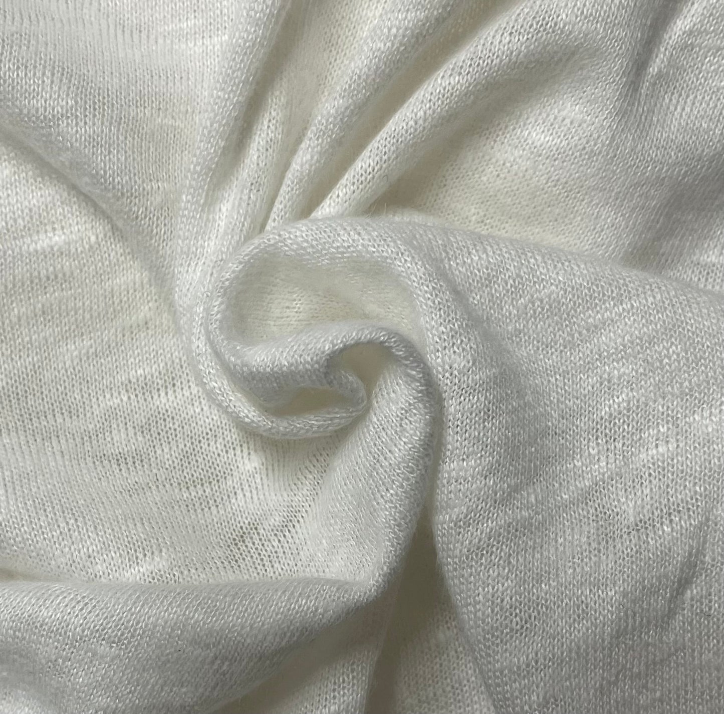 Hvitt strikket linstoff