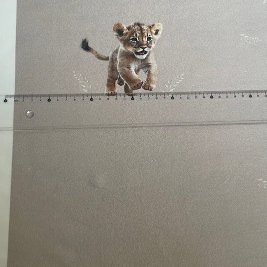 Panel med løpende løveunge French terry