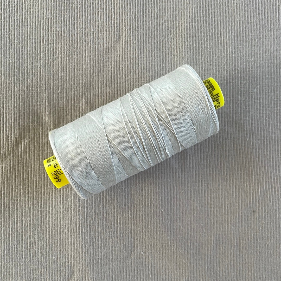 Beige gutermann tråd Mara